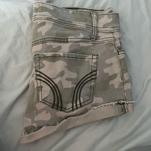 Hollister low rise camo short-short (size 3, 26w) - Picture 2 of 2